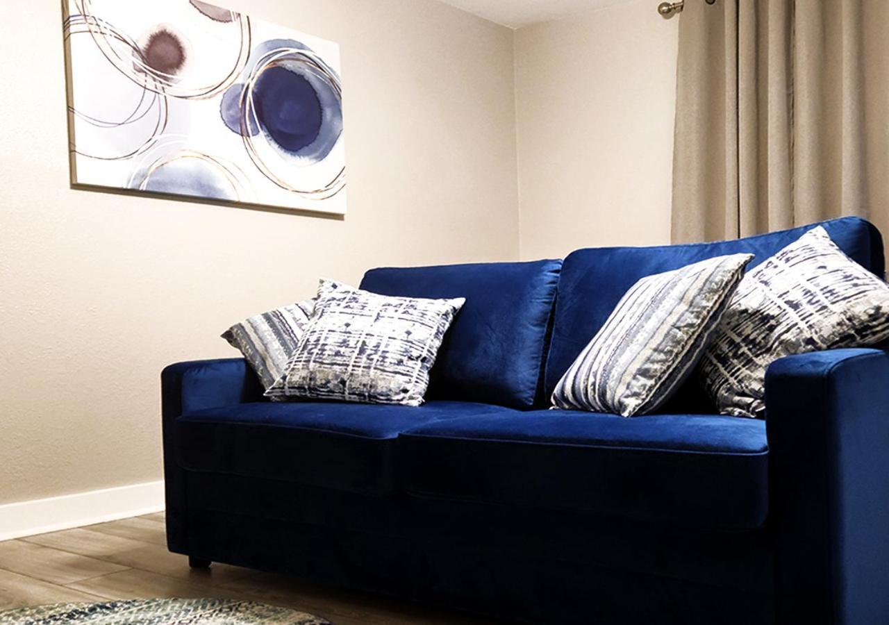 Beautiful Guesthouse, Sleeps 4 - Kitchen, Private Laundry, Ac, Parking, 65' Tv, Close To Stores, Restaurants & Beach لونغ بيتش، كاليفورنيا المظهر الخارجي الصورة