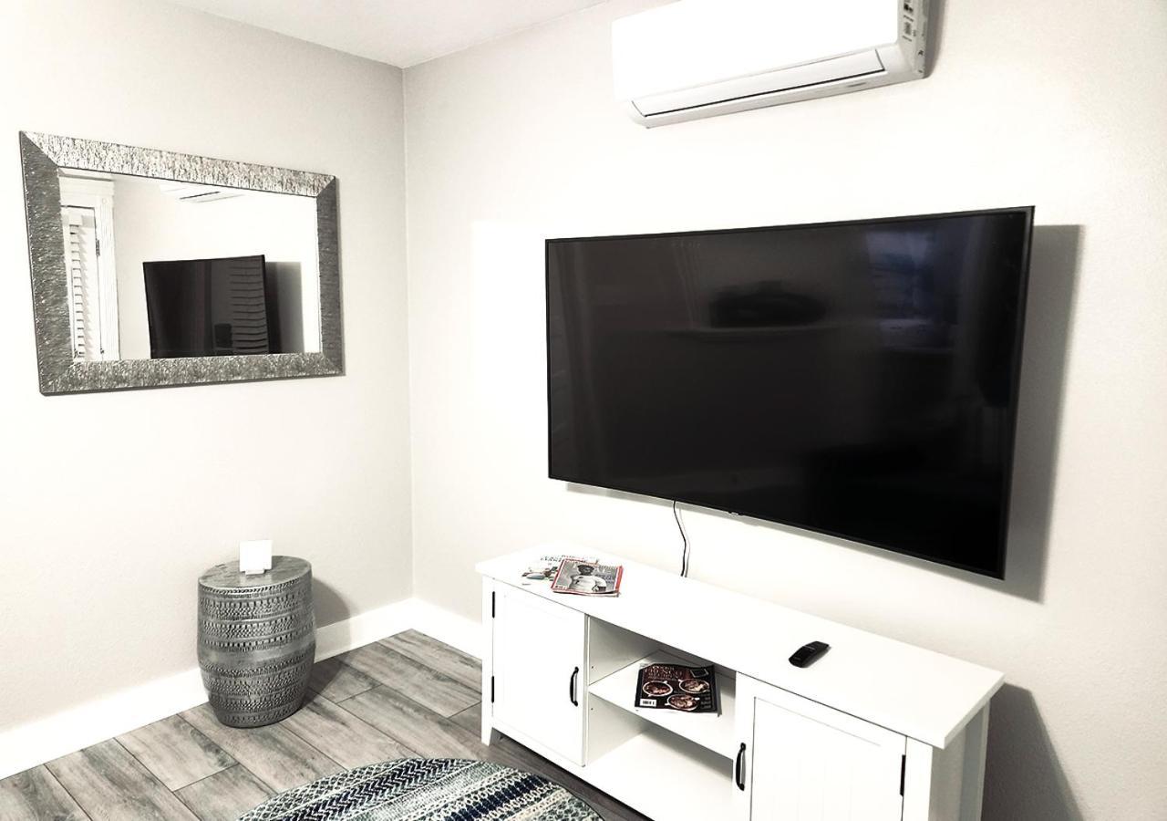 Beautiful Guesthouse, Sleeps 4 - Kitchen, Private Laundry, Ac, Parking, 65' Tv, Close To Stores, Restaurants & Beach لونغ بيتش، كاليفورنيا المظهر الخارجي الصورة