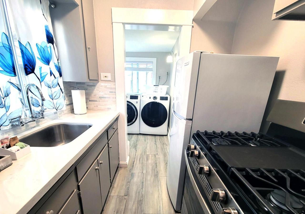 Beautiful Guesthouse, Sleeps 4 - Kitchen, Private Laundry, Ac, Parking, 65' Tv, Close To Stores, Restaurants & Beach لونغ بيتش، كاليفورنيا المظهر الخارجي الصورة